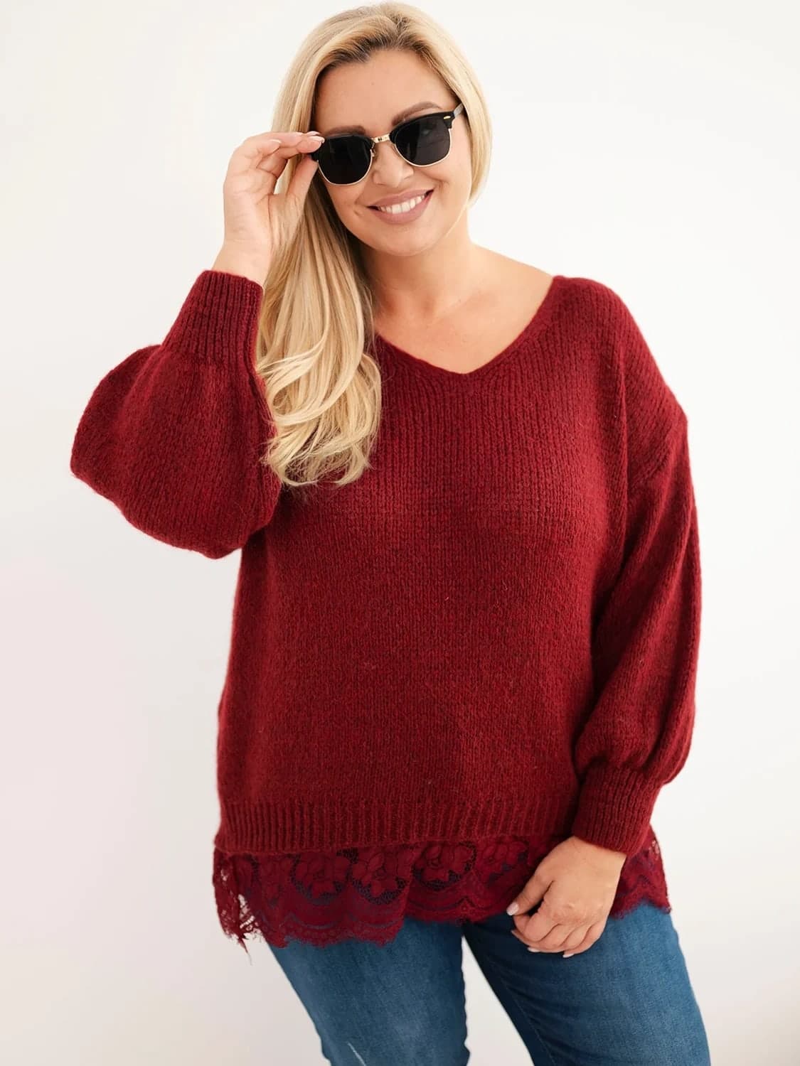Sweter damski dzianinowy Plus Size z koronkowym dołem Rondò, farba Bordový