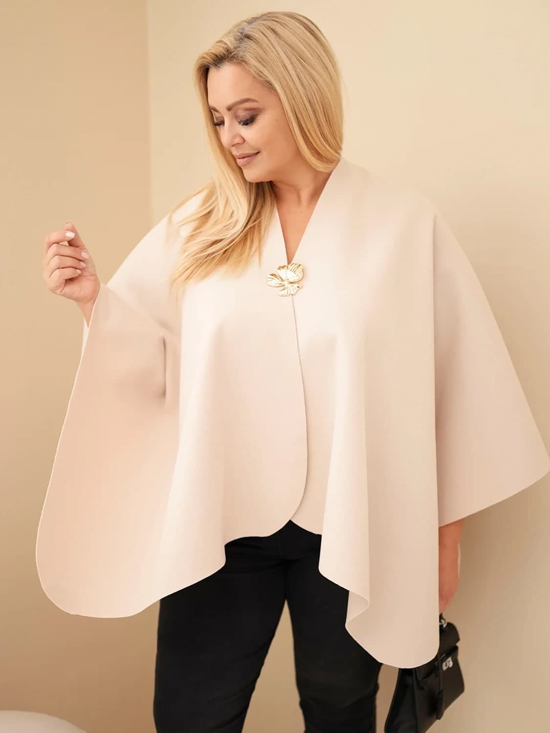 Narzutka damska poliestrowa plus size z broszką Madreperla, farba Béžový