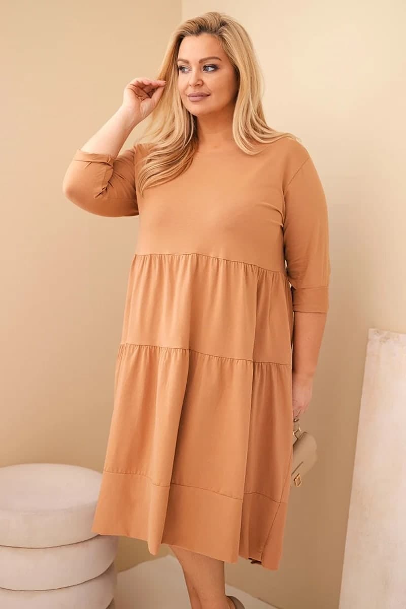 Sukienka damska bawełniana plus size z falbanami i podwiniętym rękawem Turchesina, farba Camelový
