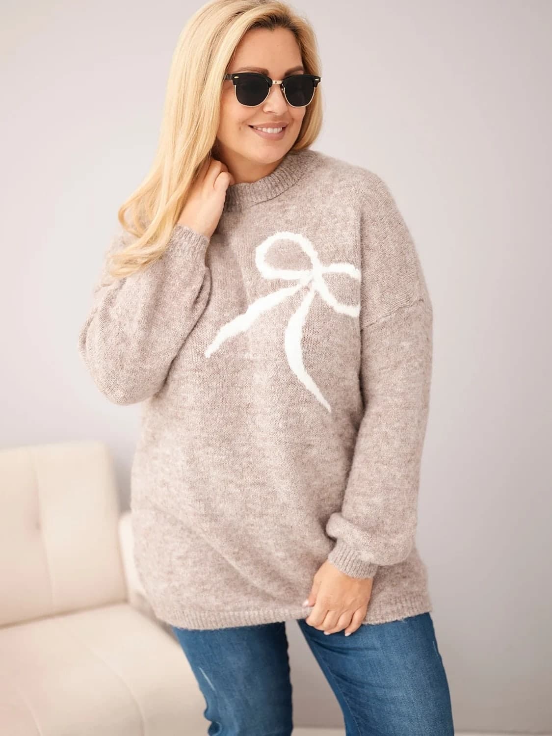 Sweter damski poliestrowy plus size z kokardą Betulla, farba Fango